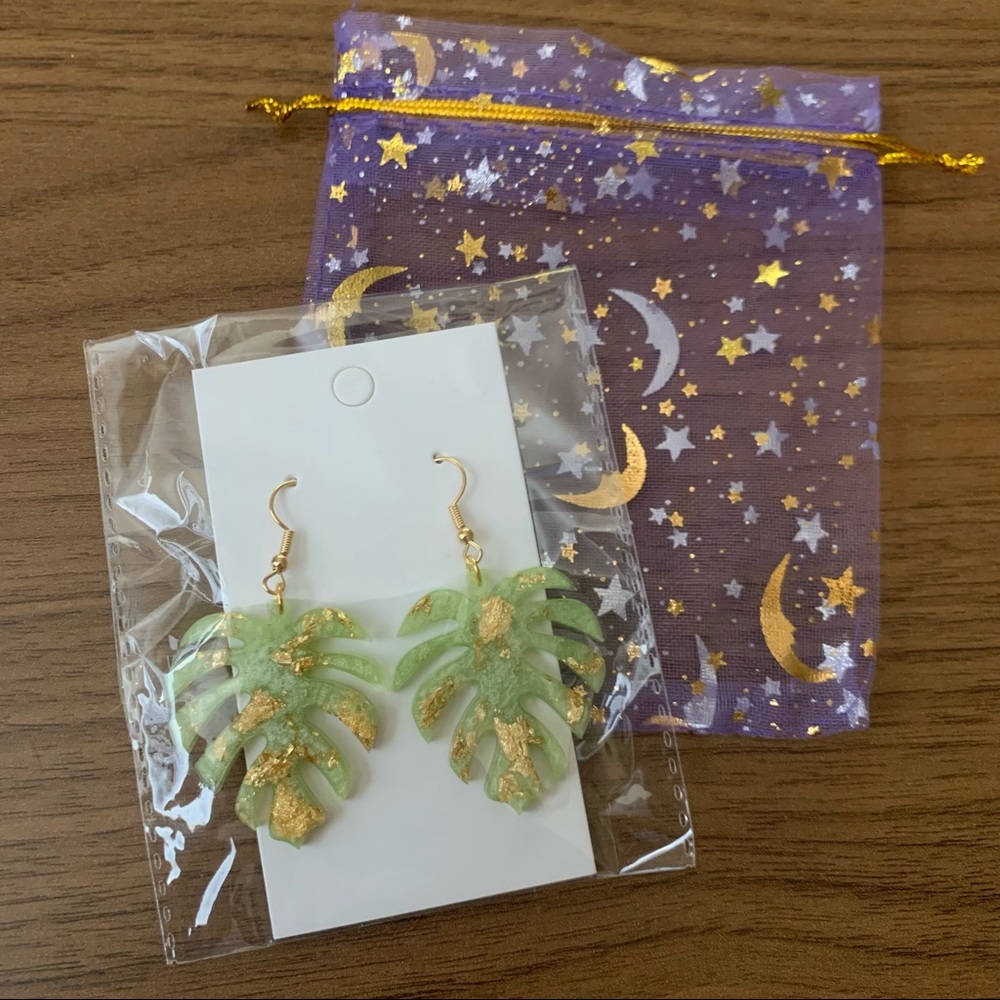 Monstera leaf earrings